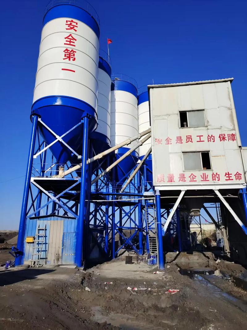 雙鴨山眾砼攪拌站 四個(gè)300噸水泥罐油漆翻新圓滿完成，助力粉磨水泥綠色發(fā)展